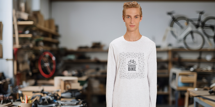 Junger Mann trägt langarm T-Shirt mit dem Druck eines Logos