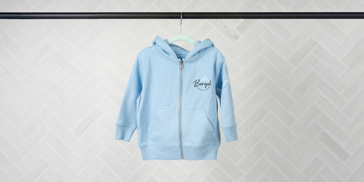 Hellblauer Stanley/Stella-Zip-Hoodie mit Aufdruck auf der linken Brustseite und am linken Ärmel für Kinder