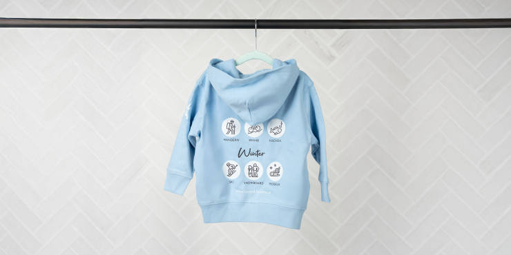 Hellblauer Stanley/Stella-Zip-Hoodie mit Aufdruck auf der Rückseite für Kinder