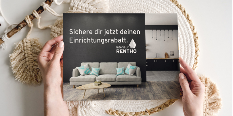 Jemand hält bedruckte Postkarte