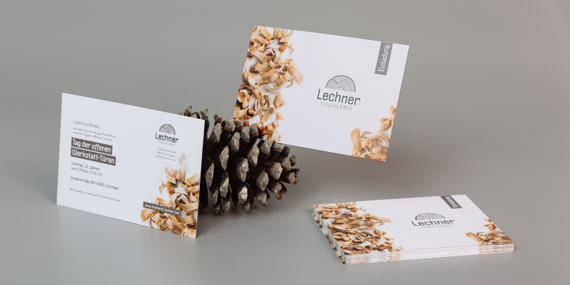 bedruckte Postkarten auf grauem Hintergrund