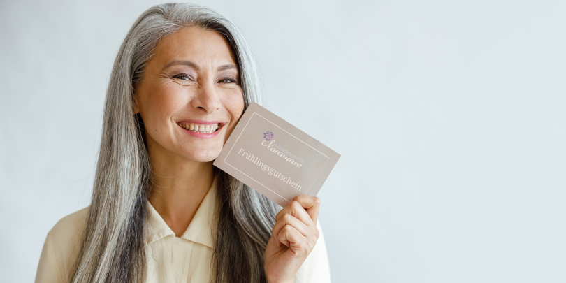 Frau hält Postkarte im A6 Format