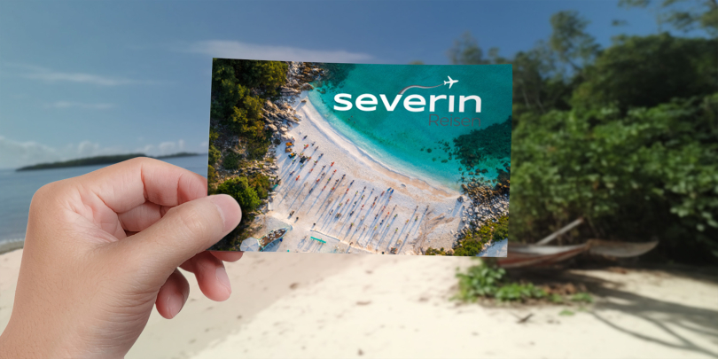 bedruckte Postkarte mit Meer im Hintergrund