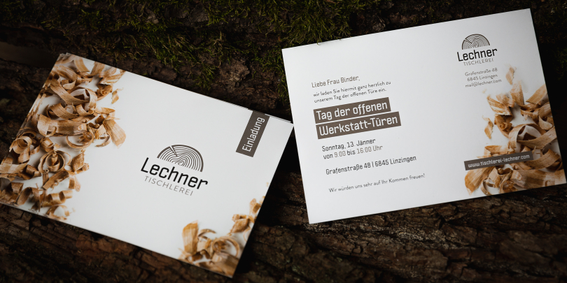 bedruckte personalisierte Postkarten auf schwarzem Hintergrund