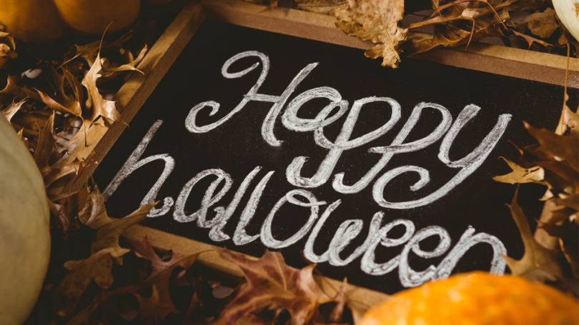 Eine Tafel auf der &quot;Happy Halloween&quot; steht.