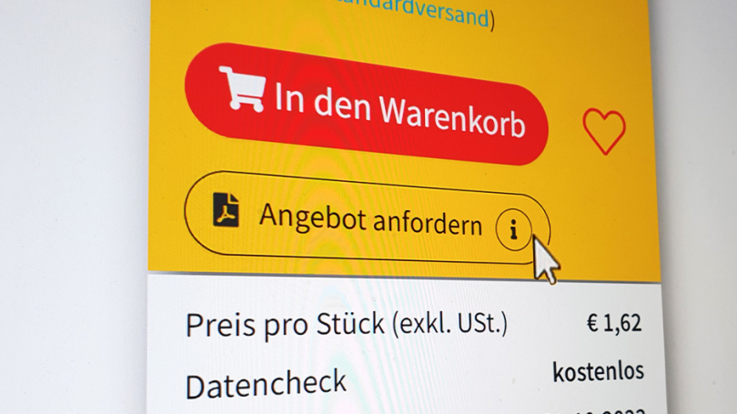 Nahaufnahme eines Bildschirm, auf dem die Maus sich auf dem &quot;Angebote anfordern&quot;-Button befindet.