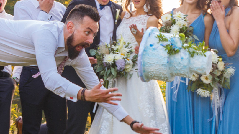Ein Bräutigam lässt die Hochzeitstorte fallen und springt ihr im Flug hinterher.