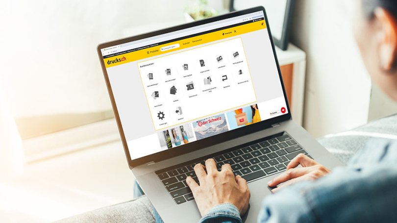 Eine Person schaut auf einen Laptop, auf dem unser Kundenkonto zu sehen ist.