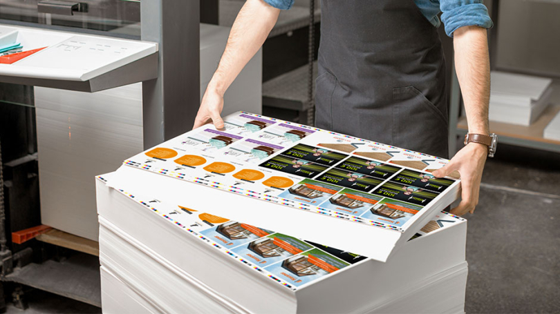 Stapel bedrucktes Papier
