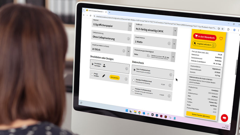 Eine Person sitzt vor einem Bildschirm auf dem eine Produktseite und die verschiedenen Datencheck-Varianten zu sehen sind.