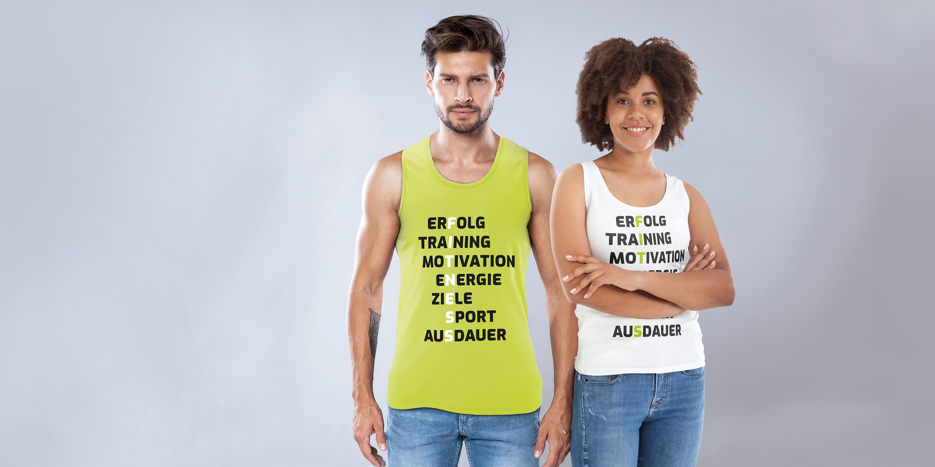 Zwei Personen tragen individuell bedruckte ärmellose basic T-Shirts