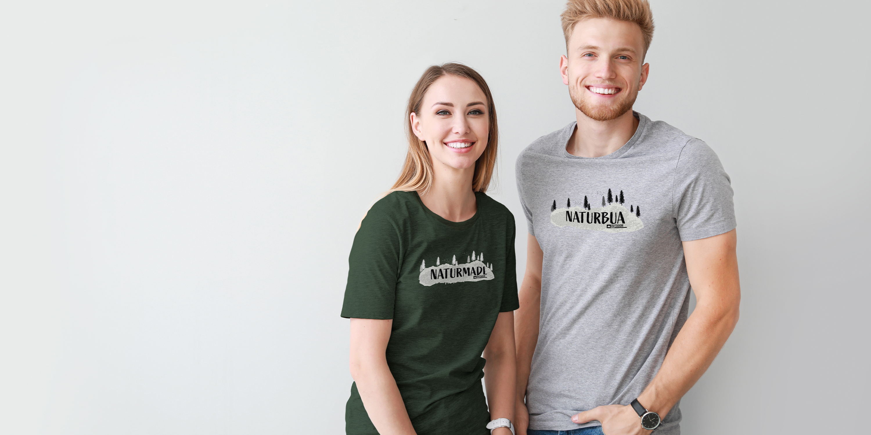 Zwei Personen tragen individuell bedruckte kurzarm T-Shirts in verschiedenen Farben