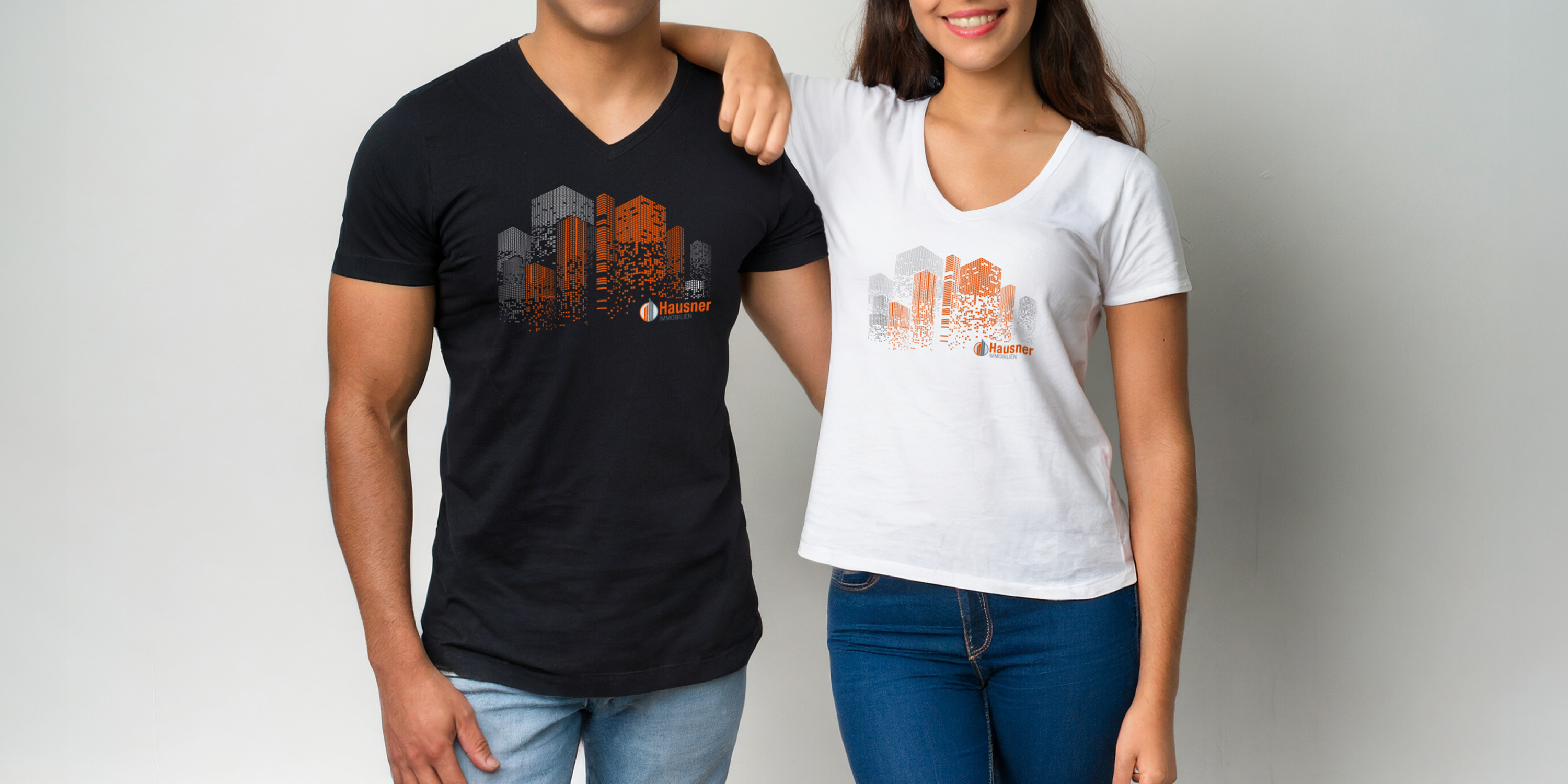 Zwei Personen tragen individuell bedruckte T-Shirts mit V-Ausschnitt