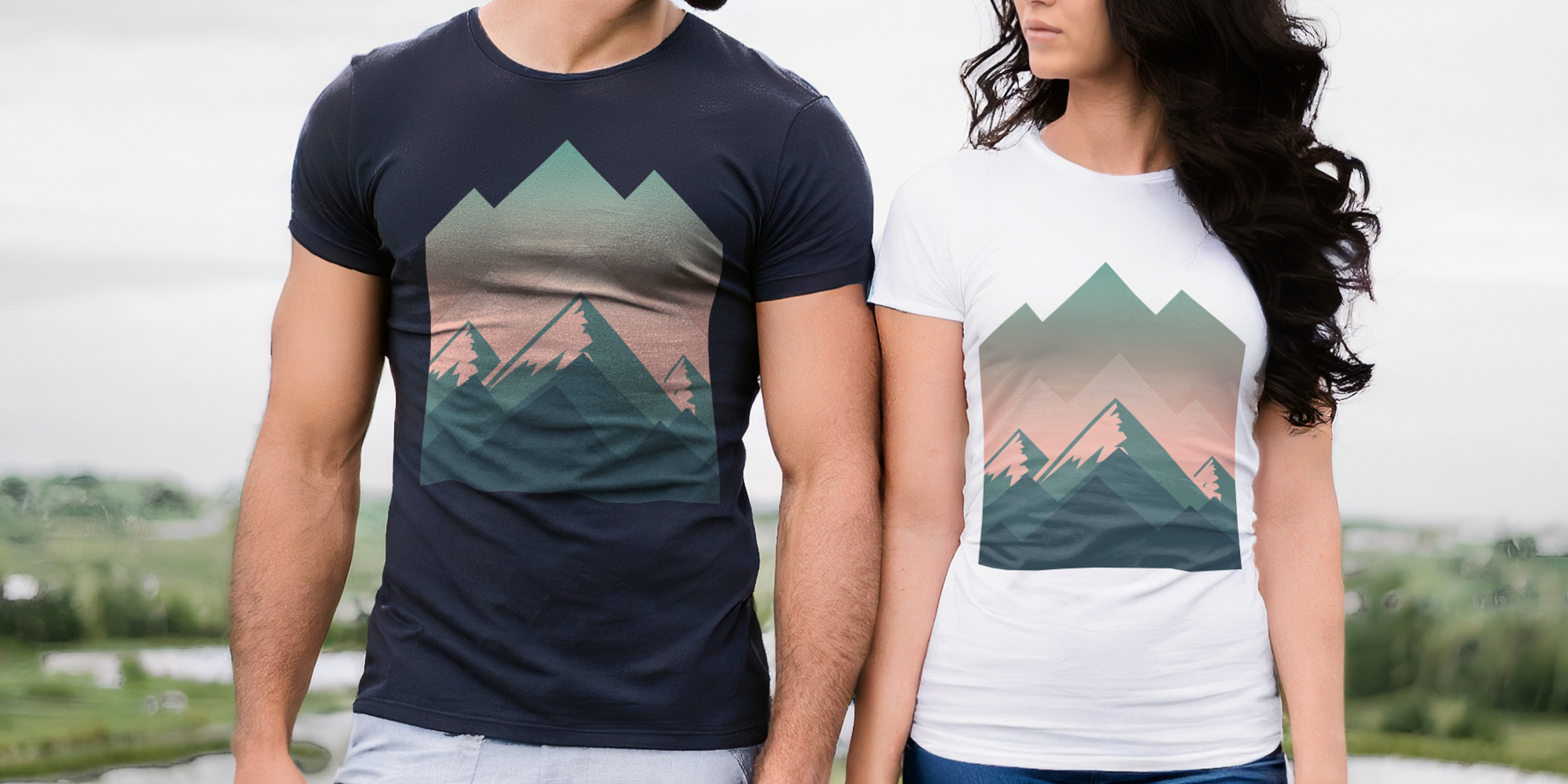 Zwei Personen tragen kurzarm organic T-Shirts mit dem gleichen Design